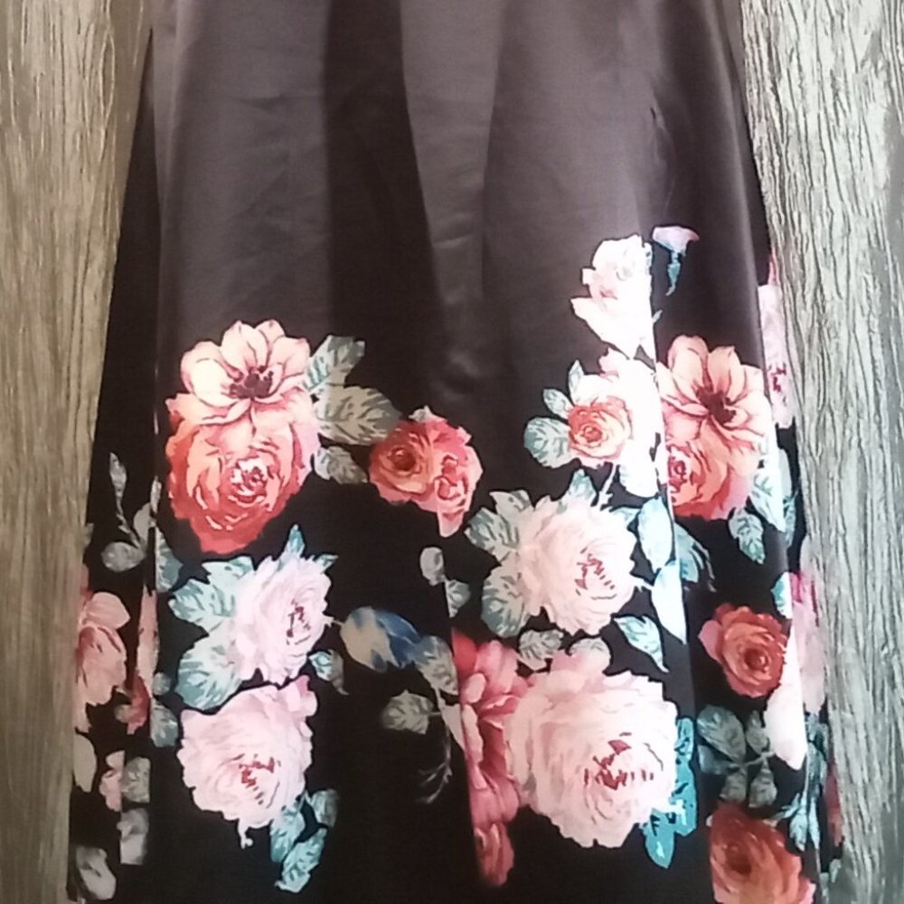LARGE HIGH WAISTED LONG BLACK MAXI SKIRT WITH FLORAL BOTTOM